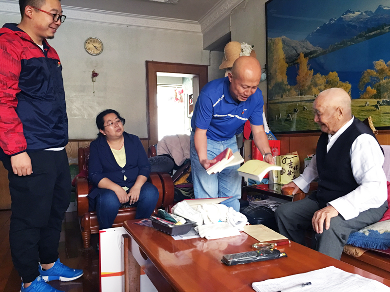 1533709578511647.jpg 書籍及慰問金.jpg