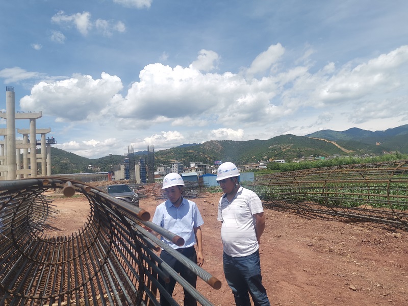 1592210184112183.jpg 夏雙仁現(xiàn)場(chǎng)指導(dǎo)工作(2).jpg