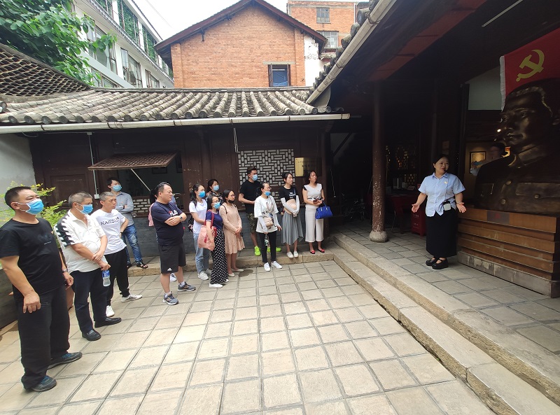 1592978844340015.jpg 認(rèn)真聆聽(tīng)講解.jpg