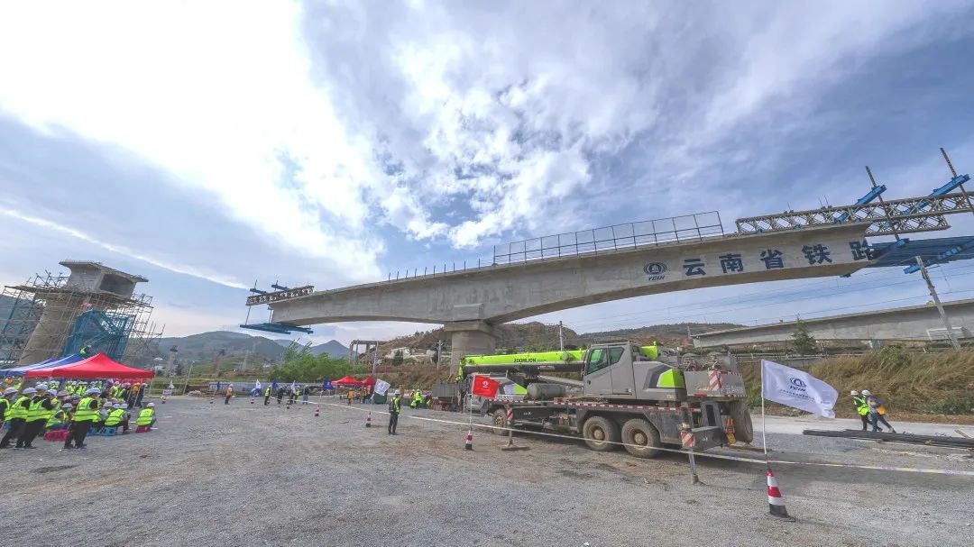 1650593648202146.jpg 2022-04-13-祥云財(cái)富鐵路專用線茨坪村特大橋20號(hào)墩柱轉(zhuǎn)體成功(3).jpg