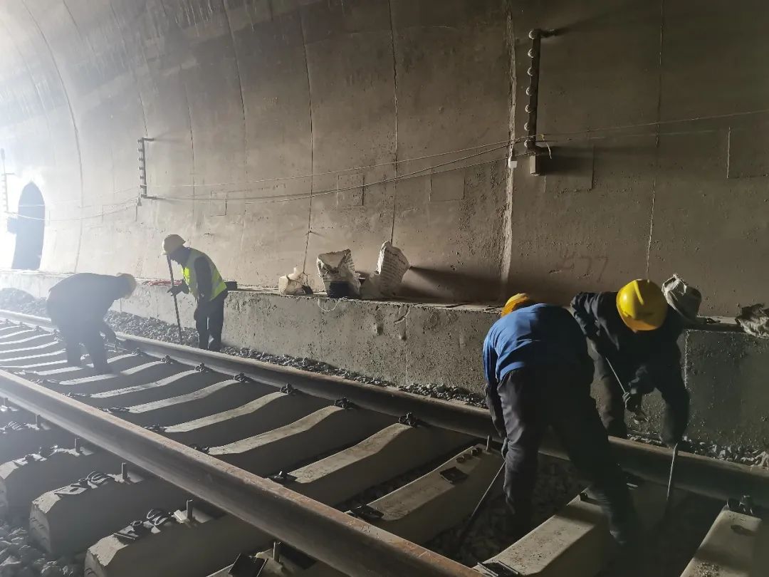 2022-06-02-【喜迎二十大 奮進(jìn)新征程】祥云財(cái)富工業(yè)園區(qū)鐵路專用線正線鋪軌接近尾聲.jpg