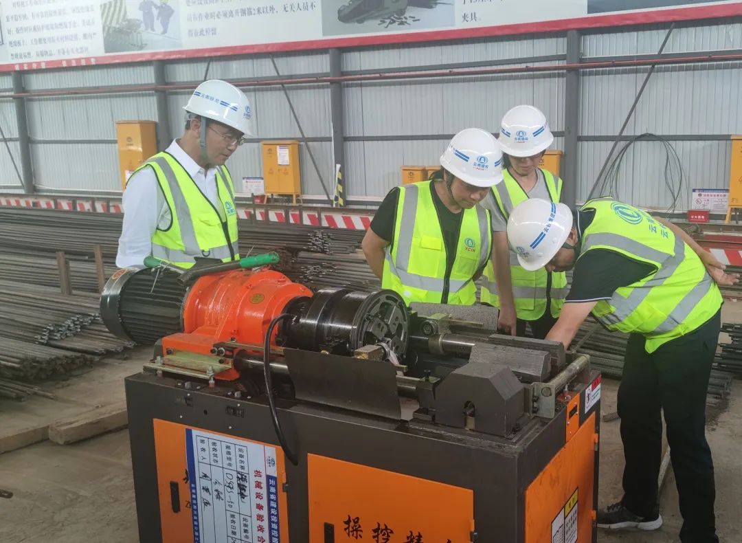 1660612958659624.jpg 張聯(lián)紅帶隊(duì)到那興項(xiàng)目部開(kāi)展安全綜合大檢查及“夏送清涼”慰問(wèn)活動(dòng)1.jpg