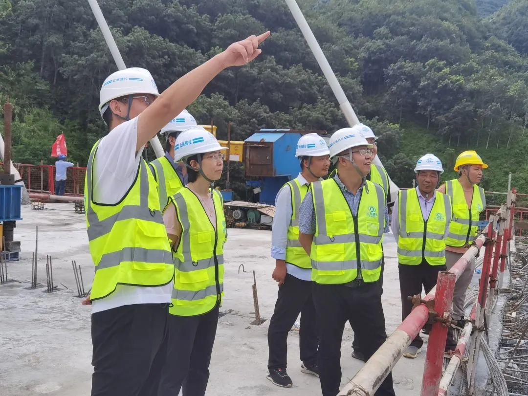 1660613080740359.jpg 李元鴻帶隊(duì)到景洪神秘谷瀾滄江特大橋項(xiàng)目開展安全綜合大檢查.jpg