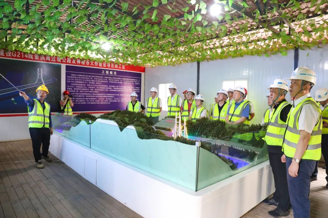 陳祖軍一行到景洪市神秘谷瀾滄江大橋項(xiàng)目調(diào)研1.jpg