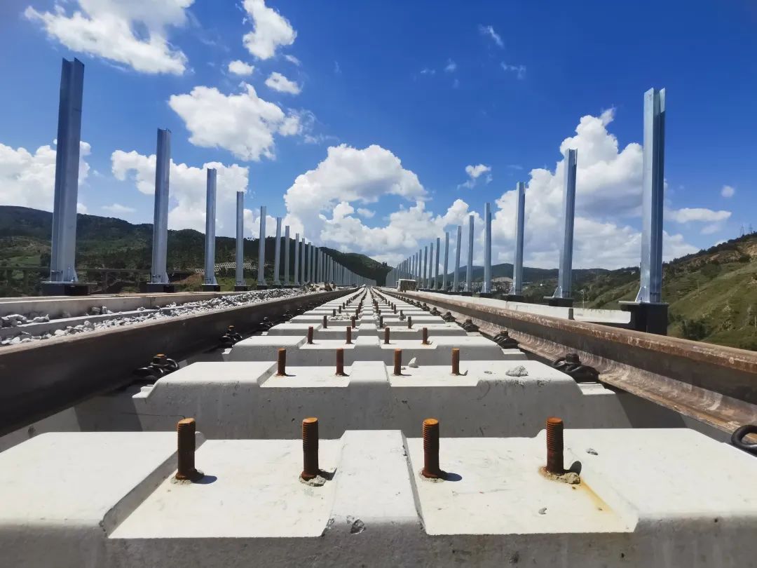 1662034710187124.jpg 祥云財(cái)富鐵路專用線正線鋪軌完成!4.jpg