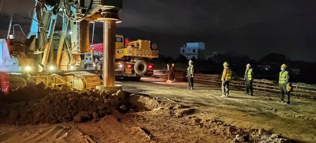 2022-10-17-滇南有軌電車(chē)M1支線涉鐵段工程順利完成樁基施工.jpg