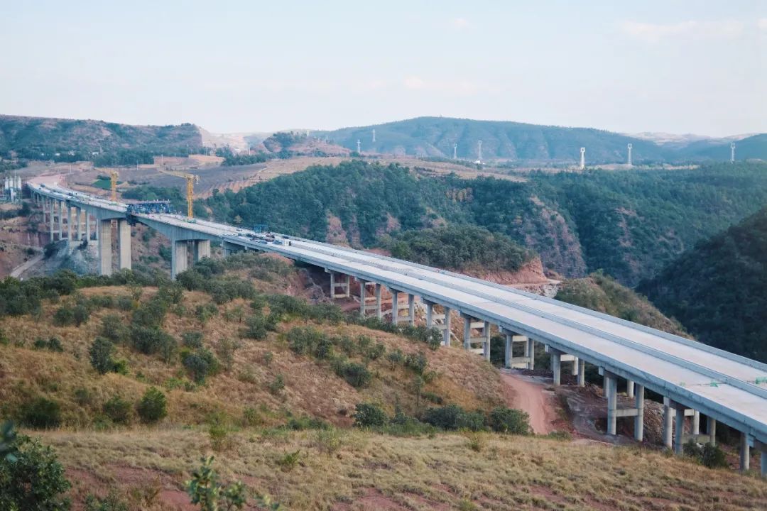 2022-12-24-剛構(gòu)過江，銀龍起舞——永大高速羊蹄江大橋合龍！2.jpg