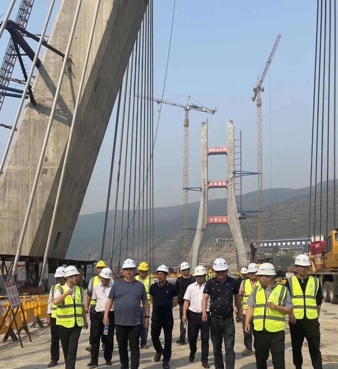 1680571573162131.jpg 2023-4-2-集團總工程師張輝到景洪神秘谷瀾滄江大橋項目調(diào)研.jpg